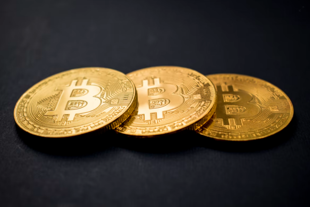 Ilustrační bitcoinové mince, protože koupit bitcoin není složité, složité je si na něho šáhnout...